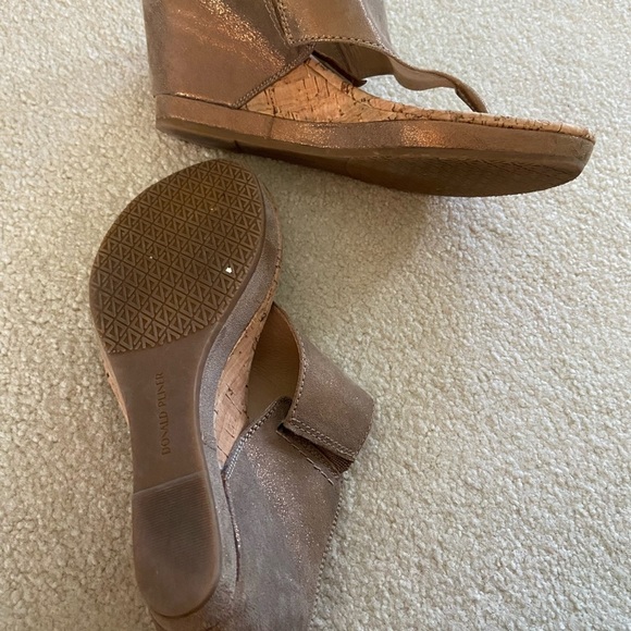 Donald J Pliner cork platforms size 7 in gold sparkle - Picture 3 of 4